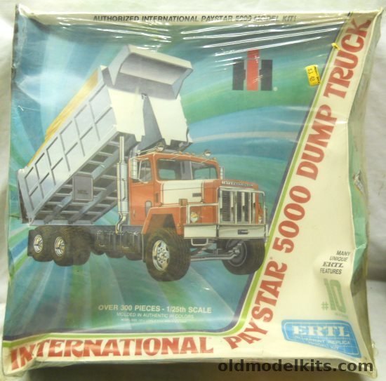 ERTL 1/25 International Paystar 5000 Dump Truck, 8010 plastic model kit